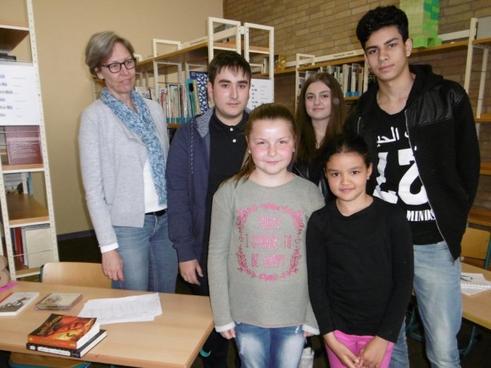 Schulbibliothekarin Lilly Schmidt-Narischkin und das SV-Team Amin Berger, Biljana Carapic, Samet Karaca